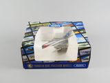 une boîte contenant une maquette d'avion de chasse