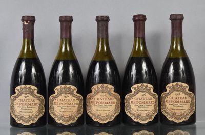 quatre bouteilles de vin sont alignées sur une table