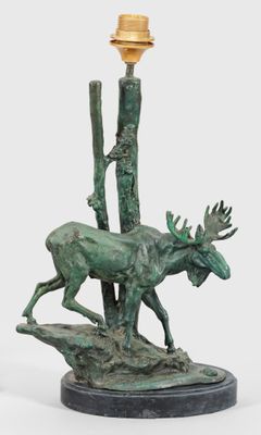 sculpture en bronze représentant un élan et un cerf sur un rocher, avec une bougie