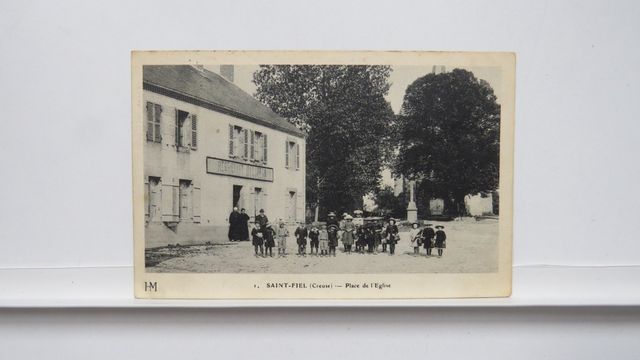 St-Fiel : Place de l’Église (HM 1). Carte rare ! TBE.