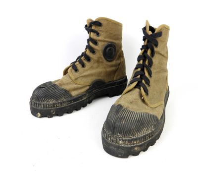 une paire de bottes posées sur une surface blanche