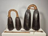 trois types de cloches exposées sur une table