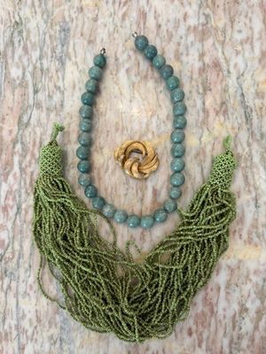 collier de perles vertes avec un fermoir doré et deux rangs de perles vertes
