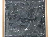 peinture abstraite en noir et blanc sur un châssis en bois, sur fond blanc