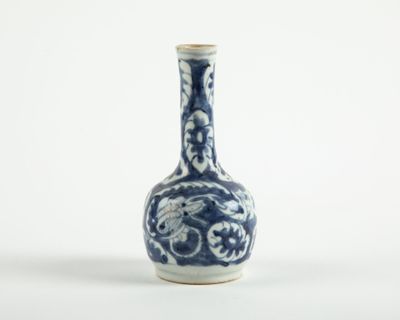 un vase bleu et blanc orné d'un dragon