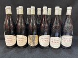 six bouteilles de vin sont alignées sur une table