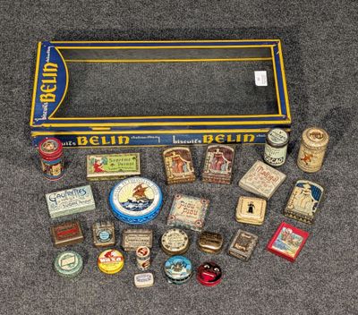 une photo montrant une boîte contenant divers objets, posée sur un tapis