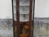 une vieille armoire en bois avec une porte vitrée à l'extérieur