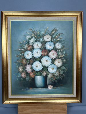 une peinture de fleurs dans un vase bleu sur une table