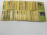 un tas de cartes pokemon posées sur une table
