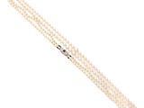 un collier de perles à un rang muni d'un fermoir