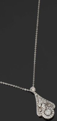 un collier en or blanc et diamants orné d'un pendentif en forme de cœur