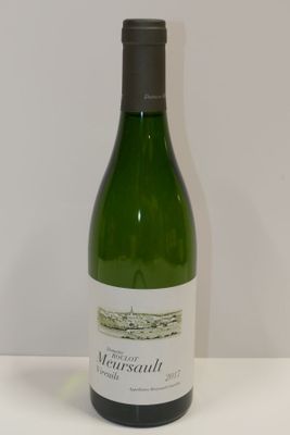 une bouteille de vin posée sur une table