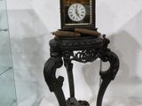 une petite table surmontée d'une horloge