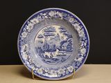 une assiette bleue et blanche posée sur une table