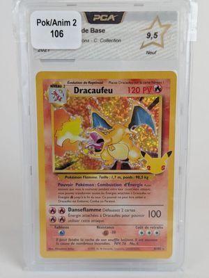 gros plan d'une carte pokemon dans un étui en plastique