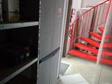 un escalier rouge menant à un autre escalier rouge dans une pièce