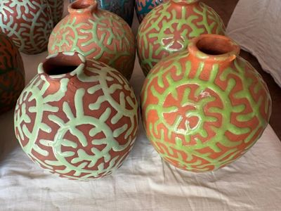 quatre vases posés sur une table