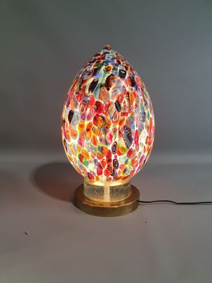 gros plan d'une lampe sur une table à fond blanc