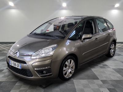 La voiture est garée sur un sol en carrelage à damier dans le garage.