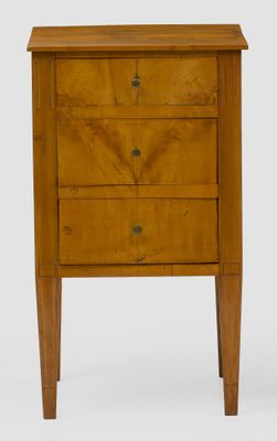 une image représentant une petite commode en bois sur fond blanc