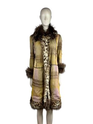 une photo d'un mannequin vêtu d'un manteau à imprimé léopard