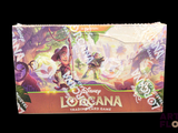 La boîte du jeu de cartes comporte l'image d'une femme et d'un dragon.