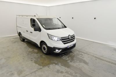 la photo d'une camionnette blanche garée dans un garage