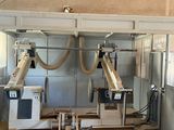 une image d'une machine qui travaille sur un morceau de bois