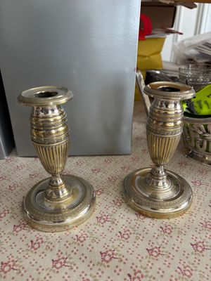 deux bougies posées sur une table