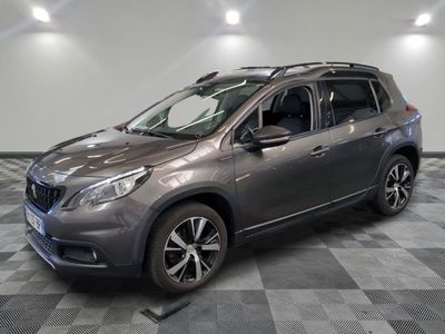 Le SUV Nissan gris est garé sur un sol en carrelage à damier.