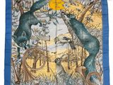 une écharpe bleue et jaune avec un motif représentant des animaux dans une forêt