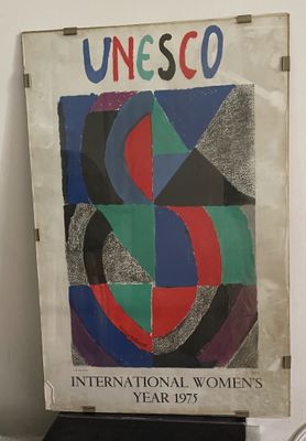 une image représentant une photo d'une affiche posée sur une table
