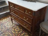 une commode en marbre dans le coin d'une pièce