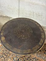 Table ronde avec plateau gainé de cuir à décor de rosace et … (photo 2)