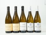 six bouteilles de vin sont alignées sur une surface blanche