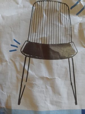 une photo représentant un dessin d'une chaise sur une feuille de papier