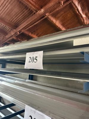 une pancarte indiquant « 205 » posée sur une étagère dans un magasin