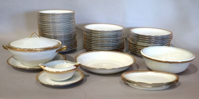 beaucoup d'assiettes et de bols posés sur une table