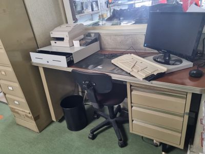 un bureau équipé d'un ordinateur et d'une imprimante