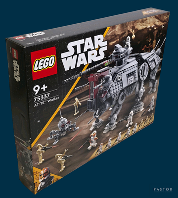 une boîte contenant des sets Lego Star Wars sur fond bleu