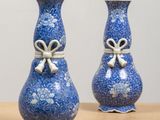 deux vases bleus ornés de nœuds, posés sur une table