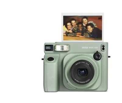 une image représentant un appareil photo Polaroid sur lequel figure un tirage Polaroid