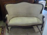 une chaise qui se trouve dans le coin d'une pièce