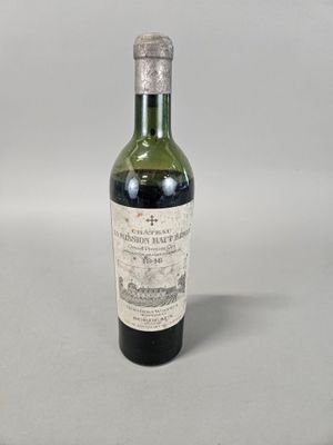 une bouteille de vin posée sur une table
