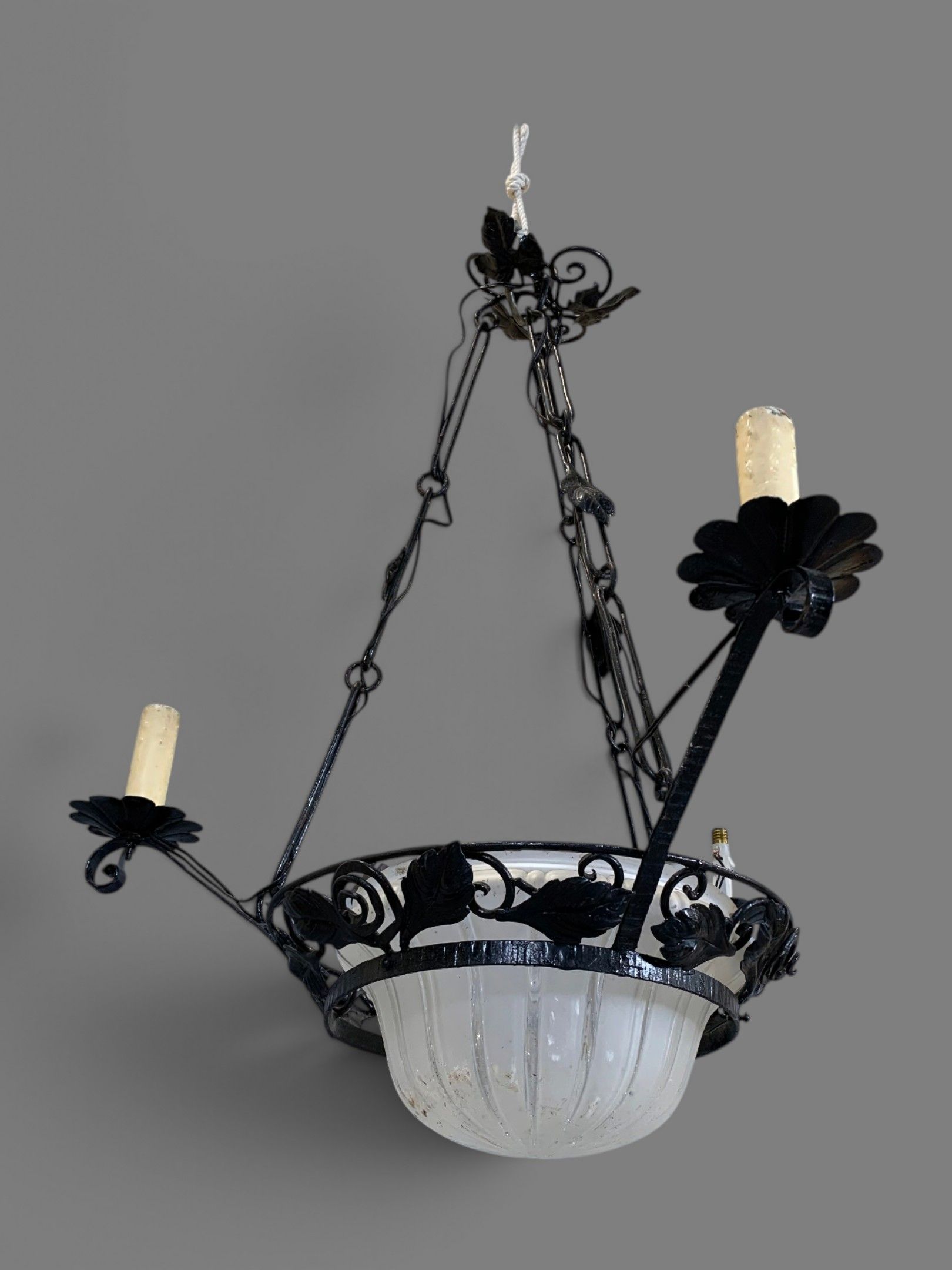 Suspension à trois bras de lumière en fer forgé et cristal s…