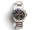 gros plan d'une montre sur une surface blanche