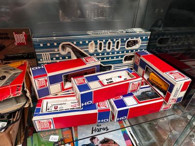 Plusieurs paquets de cigarettes sont empilés les uns sur les autres dans une vitrine.