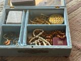 une petite boîte contenant tout un tas de bijoux