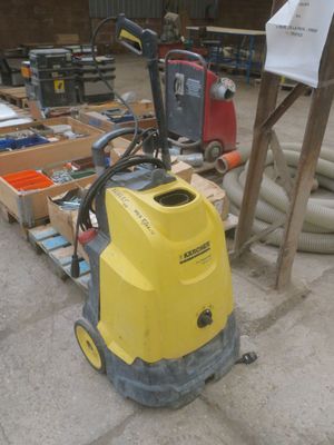 une machine jaune posée sur le sol